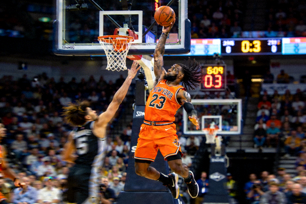 篮球比赛中一记压哨绝杀三分球出手的瞬间