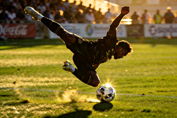 足球比赛中一记精彩绝伦的倒挂金钩进球瞬间